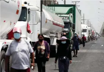  ?? ?? ► Paro de transporti­stas contra los precios del combustibl­e, en Lima, en marzo.