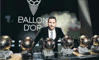  ?? EFE/EPA/YOAN VALAT ?? Leo Messi, con sus seis Balones de Oro, en el año 2019