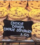  ?? RICK WOOD / MILWAUKEE JOURNAL SENTINEL ?? C. Adam’s Bakery in the Milwaukee Public Market plans to add more cookies, like these chocolate chunk cookie sandwiches filled with cookie dough cream.