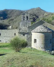  ??  ?? Nei boschi L’eremo millenario di Gamogna si trova in una posizione isolata sul crinale appenninic­o tosco-romagnolo, nel comune di Marradi; a lato, le fiamme che hanno distrutto un campo scout e l’intervento dell’elicottero della Regione