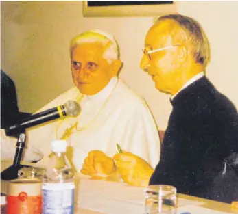  ?? FOTO: DR. MICHAEL HOFMANN ?? Pater Stephan Otto Horn (rechts) bei einem Schülerkre­istreffen vor etwa 15 Jahren an der Seite von Papst Benedikt XVI.