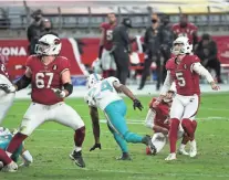  ?? MICHAEL CHOW/THE
REPUBLIC ?? Cardinals kicker Zane Gonzalez (5)
misses a 49-yard field goal attempt
while pressured by the Dolphins' Byron Jones (24) during the fourth quarter in Glendale on
Sunday.