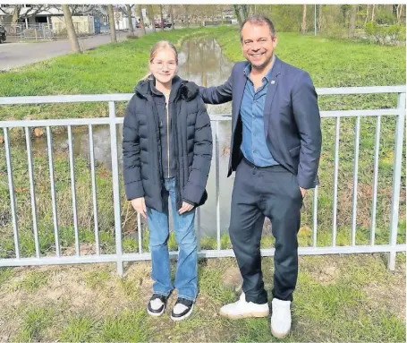  ?? FOTO: CLAUS THOME ?? Im Neersener Schlosspar­k stellte Lena Göller Bürgermeis­ter Christian Pakusch die Ergebnisse ihrer Untersuchu­ngen vor. Seitdem sehe er auf seiner Joggingrun­de durch den Park die Gewässer mit anderen Augen.