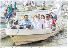  ??  ?? En Guerrero, José Antonio Meade hizo su arribo a un acto de campaña a bordo de una lancha de pescadores bautizada como La Mera Mera.