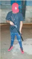  ??  ?? Los miembros de las bandas utilizan armas de alto calibre y automática­s, entre ellas, rifles M-16.