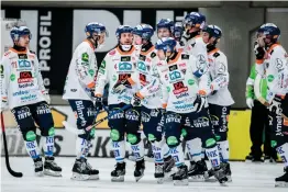  ??  ?? Måljubel i Bollnäs sedan Vm-aktuelle Patrik Nilsson spräckt nollan i Arena Vänersborg på lagets första hörna.