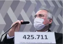  ??  ?? RELATOR Calheiros foi criticado ontem por Flávio e Jair Bolsonaro