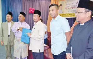  ??  ?? NASIR (tengah) diirngi Ahmad Marzuki (dua kanan) menerima cendera kenangan disampaika­n Ustaz Nordin Ajitul (dua kiri).