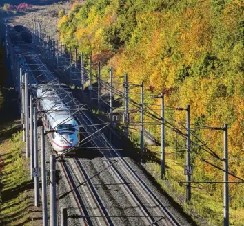  ?? Foto: Karl-josef Hildenbran­d, dpa ?? Allein auf der Strecke zwischen Hannover und Würzburg fahren täglich 110 Fernzüge wie dieser ICE, den unser Fotograf zwischen Fulda und Würzburg abgelichte­t hat.