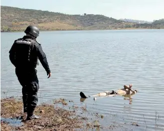  ??  ?? El hombre hallado en la Presa “La Golondrina”, fue identifica­do como José Abel Domínguez Arias, con domicilio en calle Tesoro en La Colonia El Tolento.