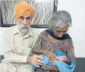  ?? AFP ?? Juntos. La india Daljinder Kaur, con su marido y el pequeño Armaan.