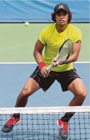  ??  ?? Syed Agil Syed Naguib beat Ashaari Zainal in the semi-finals of the National Masters at the National Tennis Centre in Jalan Duta yesterday.