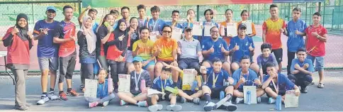  ??  ?? Liew (seated at centre) with tournament director Stevie Din (second left) and officials with the winners after the prize presentati­on.