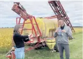  ?? ?? La chercheuse Capucine Ouellet explique comment bien se protéger contre les poussières à la ferme ou les pesticides.