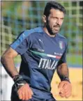  ??  ?? MILENARIO. Buffon, con Italia.