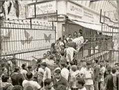  ?? REUTERS ?? People wait outside a Punjab and Maharashtr­a Co-operative Bank branch to withdraw their money, Mumbai, September 25