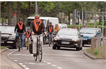  ?? FOTO: ANDREAS LANG ?? Damit es für Radfahrer im Verkehr sicherer ist, gibt es in der Lebacher Straße einen neuen Schutzstre­ifen.