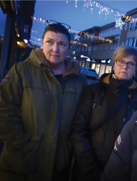  ??  ?? BEKYMRADE. Ulrika Gustafsson och Elli Lindgren från föreningen Agape hoppas att Ehsan Sharfi ska få stanna i Sverige. Föreningen stöttar även de familjer som tar emot ungdomarna.