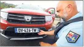  ?? (Photo P. Lapoirie) ?? À l’avant, un capteur infrarouge, sous la plaque. Cette dernière s’abaisse et dissimule le radar. La gendarmeri­e ne cherche pas à cacher l’immatricul­ation de la voiture radar. Elle est largement diffusée sur les réseaux sociaux...