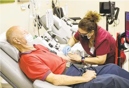  ?? EDUARDO CONTRERAS ?? Blood collection specialist Tina Delgadillo draws platelets from Bob Fisher on Tuesday as he donated his 175th gallon of blood products at the San Diego Blood Bank headquarte­rs on Gateway Center Avenue in San Diego. He has donated for more than 30 years.