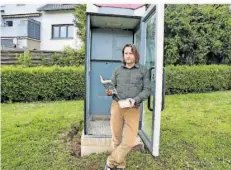  ?? FOTO: HEIKO LEHMANN ?? In Fischbach gibt es bald eine öffentlich­e Bücherei in einer alten Telefonzel­le. Die Idee hatte Ortsvorste­her Marcus Jung (im Bild).