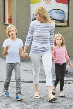  ?? STAR MARX/GC IMAGES PHOTO ?? Kelly Rutherford and her kids, Hermes and Helena, in New York earlier this month.