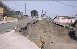  ?? PICTURE: SIBONELO NGCOBO ?? Residents in Bondale Place in Newlands West are concerned that the collapsing road could cause serious accidents.