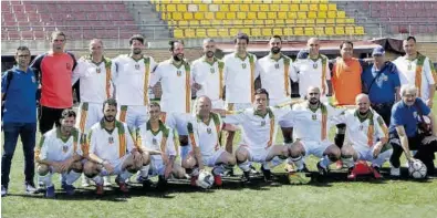  ?? APFV ?? La selección de la APFV de Castellón en Navalcarne­ro. Aparecen de pie: Félix Calvo (delegado), Sergio Escorihuel­a, Iván Cubillas, Joaquín Bugeda, Rafa Sánchez, Amir Zacarias, José Salvador, Niko Castillo, Clemente Herrera, José M. Fernández, José Trujillo (delegado) y Bobby Dino. Y agachados: Rubén Salgado, Efran Esteve, Yonatan Quiles, Juan Carlos Gozalbo, Suso Bort, Víctor Ramos, Remus Berechet y Pepe Gómez (selecciona­dor).