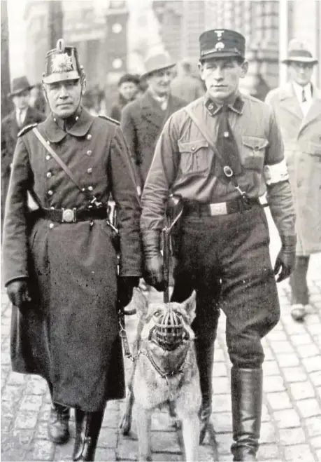  ?? BUNDESARCH­IV ?? El SS Kotz acompaña a la policía estatal para mantener el orden en las elecciones de marzo de 1933