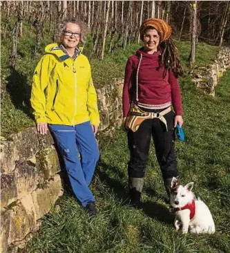  ?? Foto: Guy Jallay ?? Wanderführ­erin Jutta Kanstein (links) und Winzerin Laurence Duhr: Die beiden wollen Kinder für den Weinbau und die Natur begeistern.