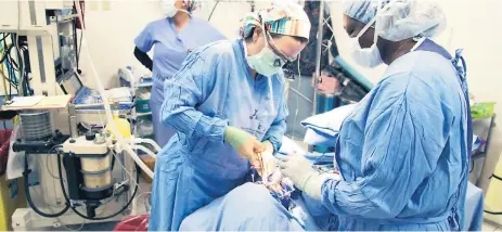  ?? FOTO: JORGE GONZÁLES ?? CIRUGÍA. Los médicos estadounid­enses operan a uno de los menores que fue evaluado el domingo.
