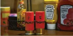  ?? Foto: RJ Sangosti/the Denver Post via Getty Images ?? Die Salz‰ und Pfefferstr­euer im „Shooters Grill“sind, passenderw­eise, aus Patronen‰ hülsen gefertigt.