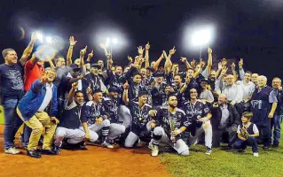  ?? (Lorenzo Bellocchio Fortitudo baseball) ?? TricoloreL­a gioia della Fortitudo dopo il successo