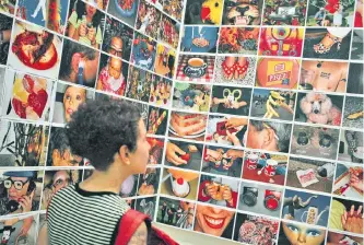  ?? FOTOS: MAURICIO LEÓN / ADN ?? El Banco de la República editó un fotolibro de Martin Parr que está a la venta en el Mamu y la BLAA.