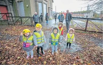  ??  ?? REVAMP: Representa­tives from FCSS, Fintry Community Council and Dundee City Council with children who will be able to use the centre. Picture by Kim Cessford.