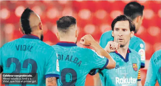  ?? REUTERS ?? Celebrar con protocolo. Messi saluda a Jordi y a Vidal, que hizo el primer gol.