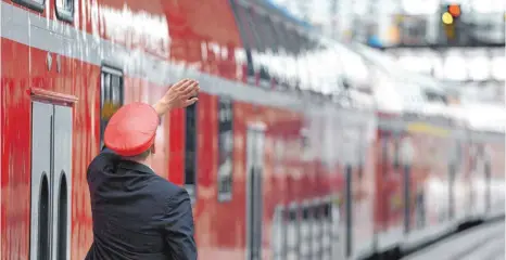  ?? FOTO: DPA ?? Zugbegleit­er müssen immer häufiger mit renitenten und gewalttäti­gen Fahrgästen umgehen – so jetzt auch wieder während des Frühlingsf­estes in Stuttgart.