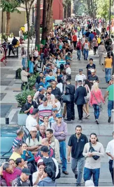  ?? FOTO: EFE ?? Un grupo de personas hace fila afuera del Banco Central de Venezuela, ayer en Caracas.