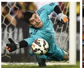  ??  ?? The glovers were off: Belgium internatio­nal Thibaut Courtois had taken over from Cech as Chelsea’s No 1 goalkeeper last season