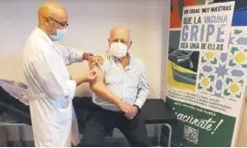  ?? Foto: Junta de Andalucía ?? Geht mit gutem Beispiel voran und lässt sich impfen: der andalusisc­he Gesundheit­sminister Jesús Aguirre.