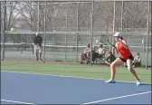  ?? JUSTIN COUCHOT — ENTERPRISE-RECORD ?? Chico High’s Skylar Granlund returns a serve against Orland’s Lily Golia in her match on March 4 at the Community Park tennis courts in Chico.