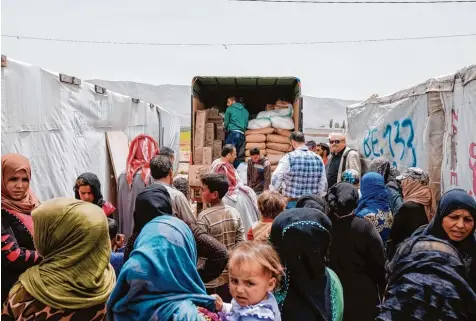  ?? Foto: Jean Khoury/Caritas Augsburg ?? Anstehen für ein bisschen Reis und Milchpulve­r: Die Caritas Augsburg versorgt regelmäßig syrische Flüchtling­e im Libanon.