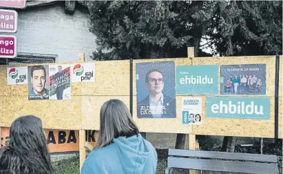  ?? ?? Carteles electorale­s del PNV y EH Bildu, en la zona de Lea Artibai