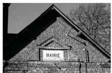  ??  ?? Le bureau se trouve dans l’ancienne école qui jouxte la mairie.