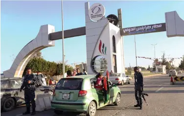  ??  ?? L’après-Kadhafi. Contrôle à l’entrée de l’aéroport internatio­nal de Tripoli, en février 2017.