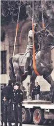  ?? FOTO: AFP ?? Una estatua de Franco es trasladada en Madrid, en 2005.