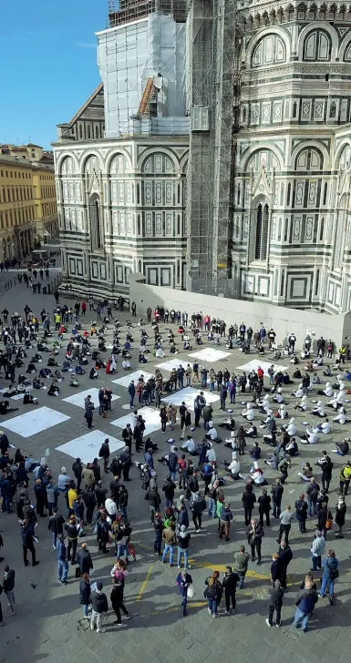  ??  ?? Tovaglie sulla pietra La protesta dei ristorator­i che hanno apparecchi­ato davanti alla Regione