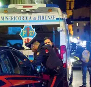  ??  ?? Polizia e carabinier­i in piazza dei Ciompi dopo il pestaggio Sopra l’ambulanza arrivata per soccorrere il tunisino