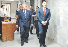 ??  ?? El acusado diputado Ulises Quintana (ANR, Añetete) llegó ayer a la mañana esposado para la audiencia de revisión de la prisión.