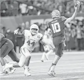  ?? Elizabeth Conley / Houston Chronicle ?? UH linebacker Elandon Roberts, left, made life rough for college quarterbac­ks this past season and wants to upgrade his quarry to NFL signal-callers. He had six sacks in 2015 to go with a team-leading 142 tackles.